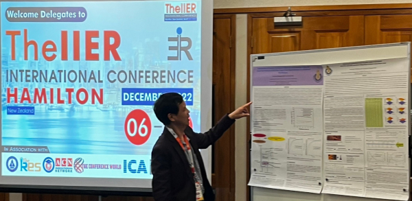 รศ.ดร. ทวีศักดิ์ เรืองพีระกุล นำเสนองานวิจัยแบบ Poster ในงานประชุมทางวิชาการ The IIER  ที่ประเทศนิวซีแลนด์