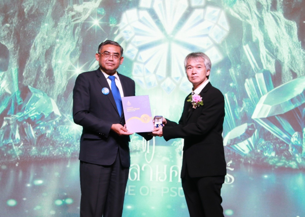 ผศ.ดร.วชรินทร์ แก้วอภิชัยรับรางวัลอาจารย์ตัวอย่างดีเด่น ด้านกิจการนักศึกษา ระดับมหาวิทยาลัยสงขลานครินทร์ ในงาน "คุณค่าสงขลานครินทร์ ประจำปี 2568"